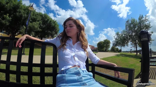 Skye Blue - etek yukarı pembe mikro tanga