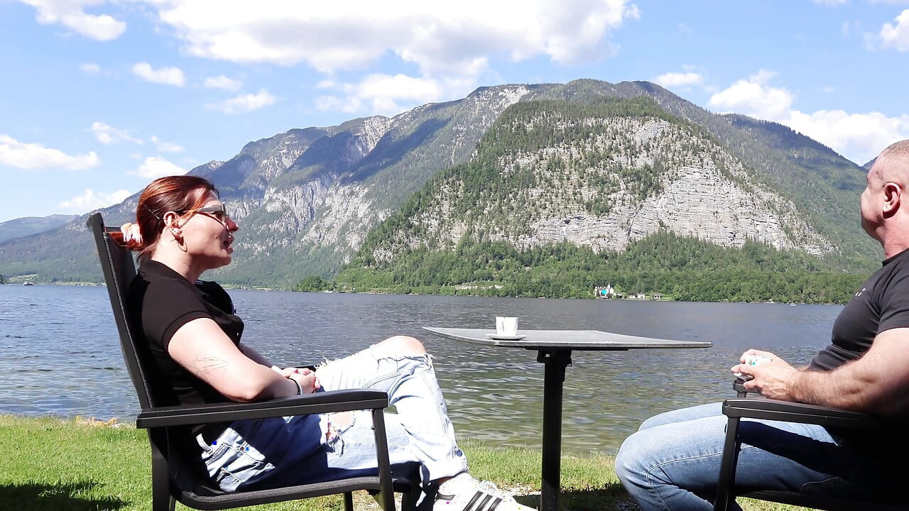 Hallstatt'ta bir yabancıyı sikiyor: balkon striptizi ve ham otel kullanımı - derin yutma finişi