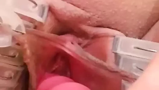 Benim çiş sürtük dudaklarını mandallıyor ve kendini sikiyor