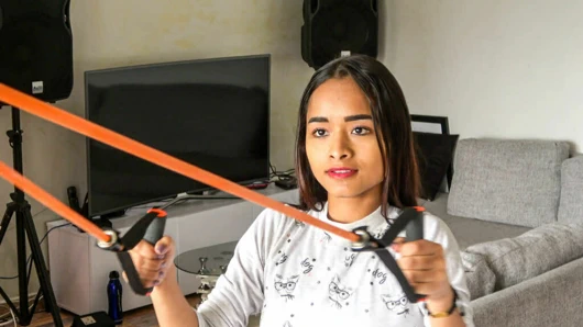 Zengin genç uçar içinde ünlü eğitmen için bağlı yukarı kedi germe