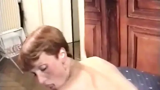 Kıllı kızıl saçlı olgun erkek delisi aynı anda iki yarakla sikiliyor!