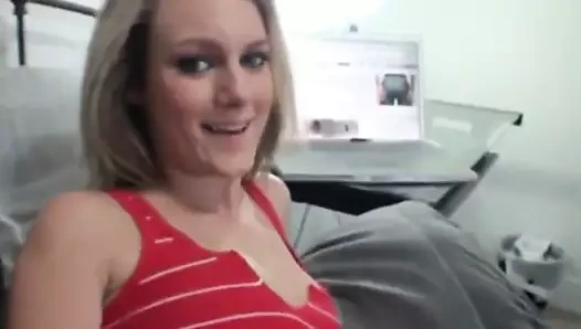 Saf kız anal sadece biraz acıtacağını düşünüyor