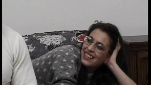 Gözlüklü esmer retro sert sikişte sikiliyor
