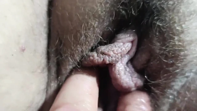 Amcık gevrek kalın azgın bir salatalık alıyor. Ben zaten bir fahişeyim