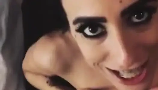 Sürtük Büyük Yarakları Ve Dölü Seviyor