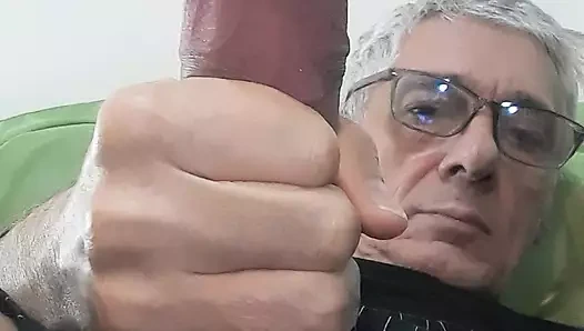 Bir adam canavar 9 ayak uzunluğundaki yarağını sıvazlıyor. Sünnetsiz ve aynı zamanda büyük büyük şişman kalın yarağını sıvazlıyor.