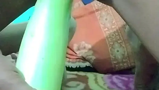 Desi bhabhi ne apni chut me dala bhot badi Loki or khub maze liya or apne boobs bhi khub dbaye
