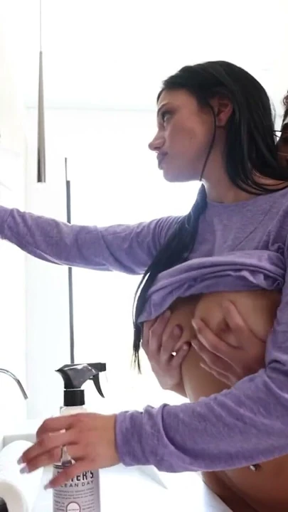 Serbest kullanım orta yaşlı seksi kadın - latin adam büyük memeli üvey annesini arkadan sikiyor ve orta yaşlı seksi kadın müdür mastürbasyon yapıyor | Klip 1