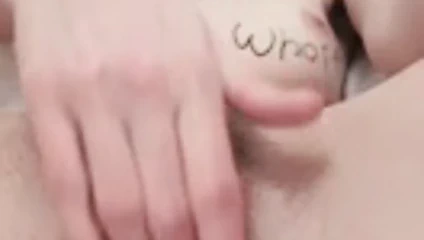 Royhaarige Jungsau versucht Pussy zu fisten!