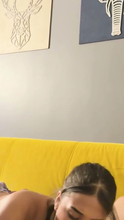 LIA en iyi arkadaşım beni film izlemeye davet ediyor ve evde yalnız kalmanın avantajını kullanarak SİKİŞİYORUZ! | Klip 1