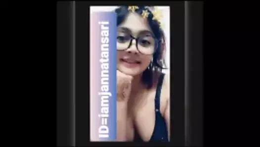 güzel hintli kız gösteren göğüsler