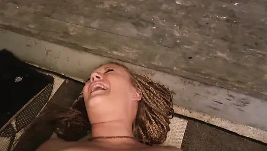 Sevimli MILF baskın ediliyor ve büyük poposuna kabak konur