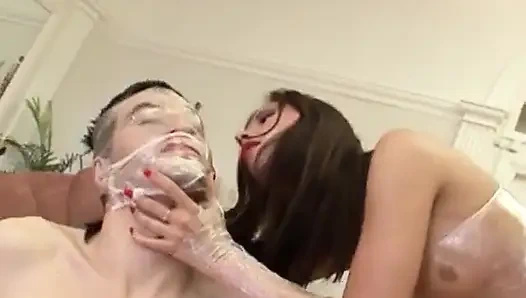 Rus kadınları da onu kıçından alıyor