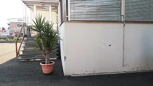 Büyükanne Siyah Taytlarla Dışarıda Yürüyor