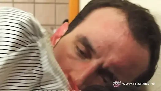 Ateşli banyoda ve ormanda sarışın ve esmer karşılaşmalar