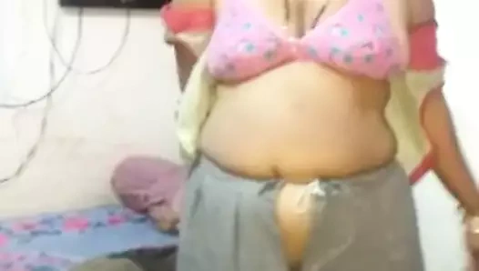 Olgun aunty ile büyük göğüsler onu kedi gösterir