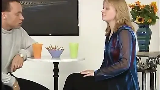Seksi sarışın canavar bir yarağı emiyor ve sonra tıraşlı amına sokuyor
