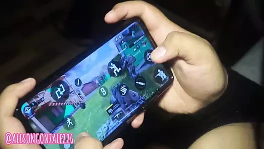 üvey kardeşim beni cep telefonumla oynarken buluyor ve bana bahis yapıyor, kazanırsam bana BÜYÜK BİR SÜRPRİZ yapıyor