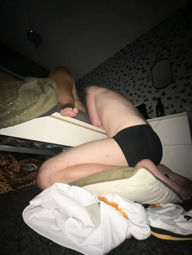 Возбужденная домина-жена ставит раба муженька на колени, чтобы он смог поклоняться ее киске