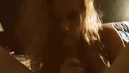 Seksi sarışın orta yaşlı seksi kadın yüzünü siktiriyor