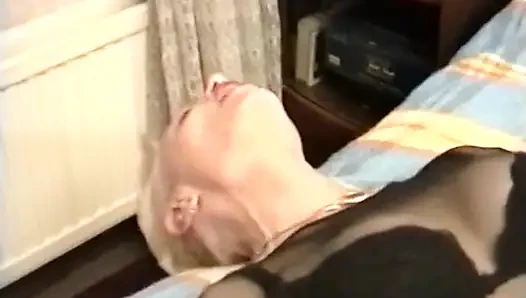 Olgun bir erkek delisi tüm deliklerle sikiliyor!
