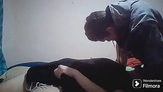 Heteroseksüel üvey kocam beni ziyaret ediyor ve benimle ilk eşcinsel oral seksini yapıyor,