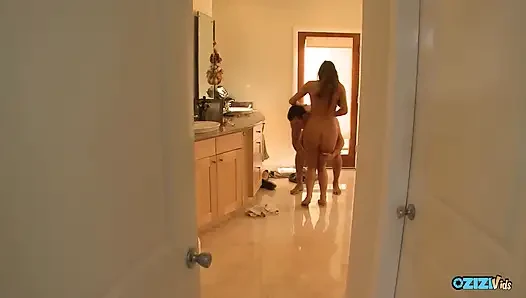 Tatlım yarak üzerinde zıplarken klitorisini ovmayı seviyor