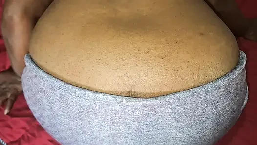 Şok asyalı orta yaşlı seksi kadın kocasını tek başına oynarken yakaladı