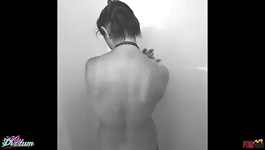 Ormanda fotoğraf çekimi dölleniyor ve üstüne işiyor