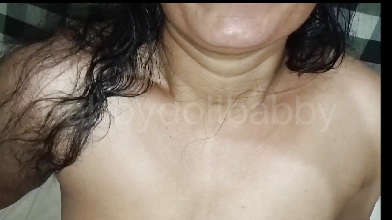 Hintli kız ağzına aldı ve tüm malları aldı.