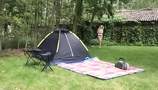 At kuyruklu sarışın genç kız kamp yerinde sikiliyor (balta)