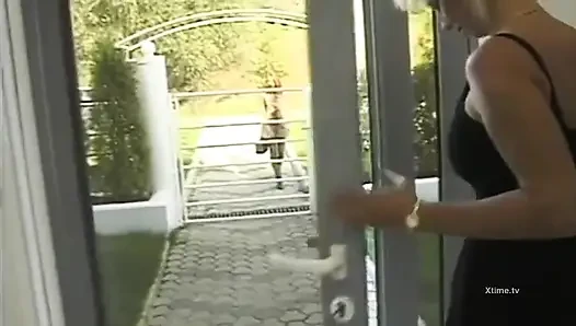 Sevimli ve narin kızlar sert sikicilerden oluşan bir grubun pençelerine düştü