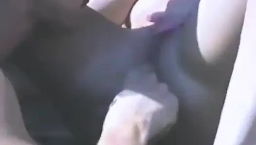Şanslı bir adam jakuzinin yanında iki kızla