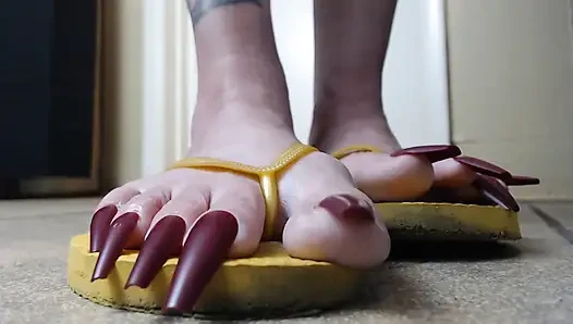 Toenails sarı parmak arası terliklerini sallıyor