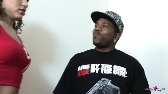 Tavşan damgalı kız büyük doğal göğüslerini kimin çektiğini fark etmeden almayı kabul ediyor