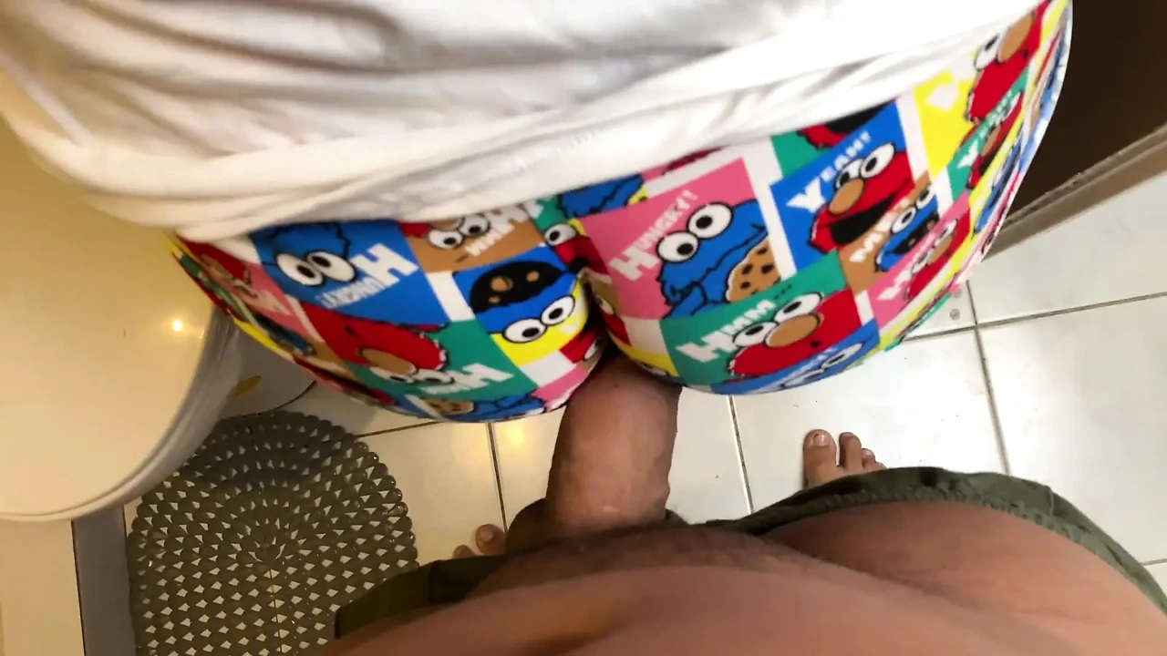 Minha meia-irmã me seduz com sua bunda grande em tanga pijamas no banheiro