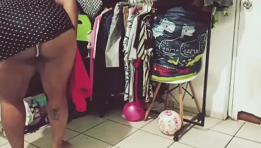 Meksikalı tombul iri güzel kadın odayı temizliyor