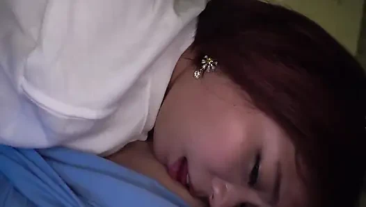 Vahşi parti kız gece konaklaması azdırıyor ve derin bir dölleme bitirişiyle kontrolü eline alıyor