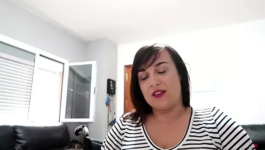 Kolsuz ve kısa bacaklı güzel bayan