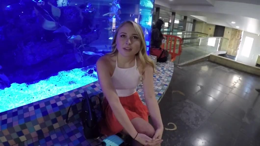 Sarışın Alyssa Cole trende sert yabancı yarağı deniyor