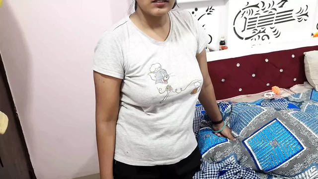 Сводную сестру застукали за романкой с прислугой, затем сводный брат трахнул ее, хинди секс-видео