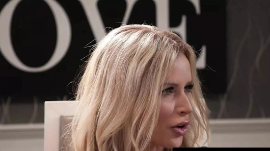 ADULT TIME - külot koklayan genç kız büyük doğal orta yaşlı seksi kadınlar tarafından yakalanıyor ve disipline ediliyor! TERS GRUP SEKS!