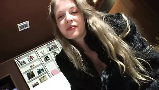 Sapık sapık genç kız dominatrix kürk fetişi sağıyor!