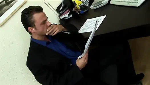 Esmer hatun sekreter ofisinde sikiliyor