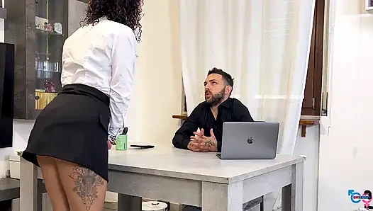 Bilgisiz sekreter sadece ayaklarını yalattırıp penis emmekte iyidir