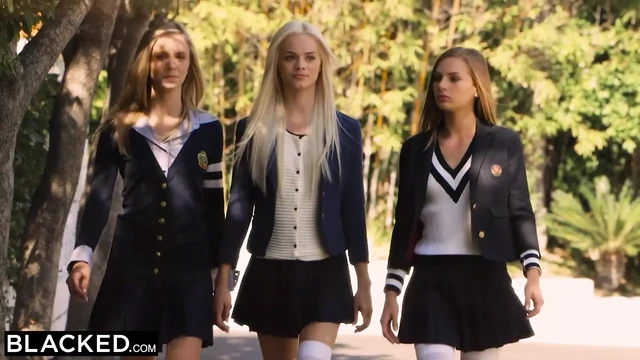 Очерненная беременная девушка получает три больших черных члена в тройничке