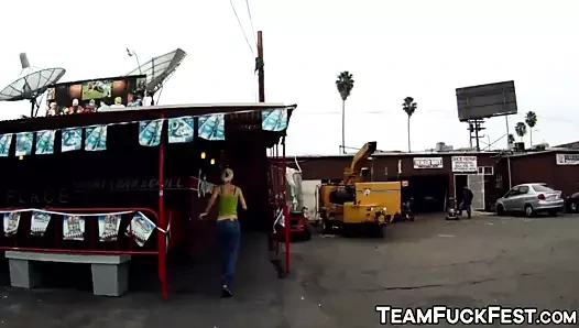 Üç porno çete yukarı ve sikme bir çok şanslı barmen