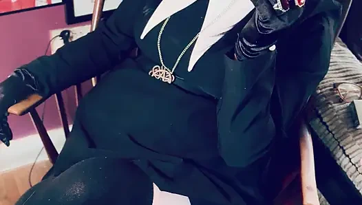 Wednesday addams, tina snua, chain saten eldivenle 2 sigara içiyor - sigara içen kadın sürükleniyor omi ome ucunu kuyruğuna sokuyor