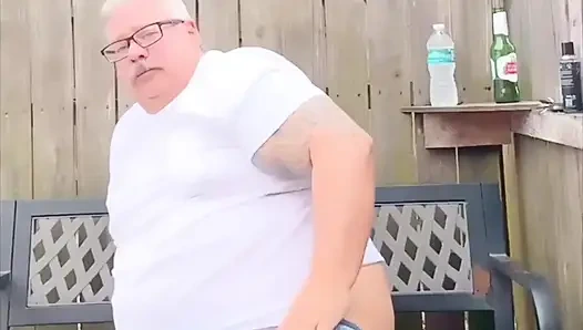 Yaşlı şişman kocanın dev sosislisi var ve dev şişman bir adam