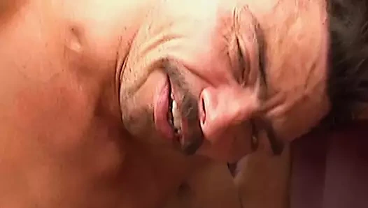 Çekici kısa saçlı Alman bebek yüze boşalmadan önce sikiliyor